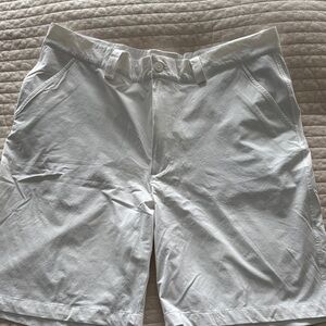 Under ArmourWhite Men's Casual Cotton-Blend 9 inch Shorts